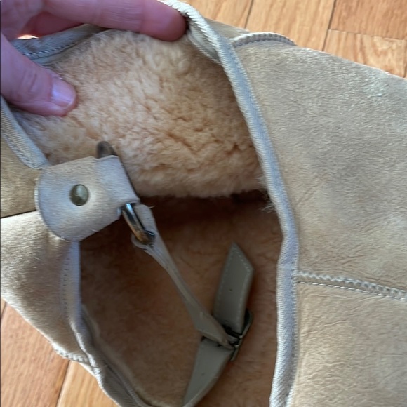 UGG tan suede Shoulder Bag with fur lining - Picture 5 of 9